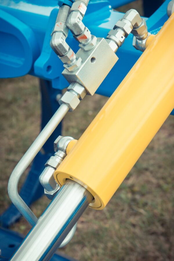 Piston or actuator of hydraulic and pneumatic machine. Technology and engineering